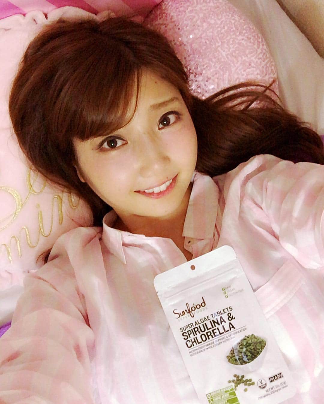 のインスタグラム：「スーパーフードのサプリを飲んで、おやすみなさい☆ 明日からも頑張るぞp(*^_^*)q ......................... #ビープルバイコスメキッチン #スーパーフード #インナービューティー #サンフード #スピルリナ #クロレラ #サプリ #サプリメント #ビーガン #グルテンフリー #鉄分 #ビタミンB12 #タブレット #簡単 #健康管理 #自撮り #美容#Sunfood #Bioplebycosmekitchen #superfood #superfoods #spirulina #chlorella #selfie #vegan #glutenfree #japanese #gn @biople」
