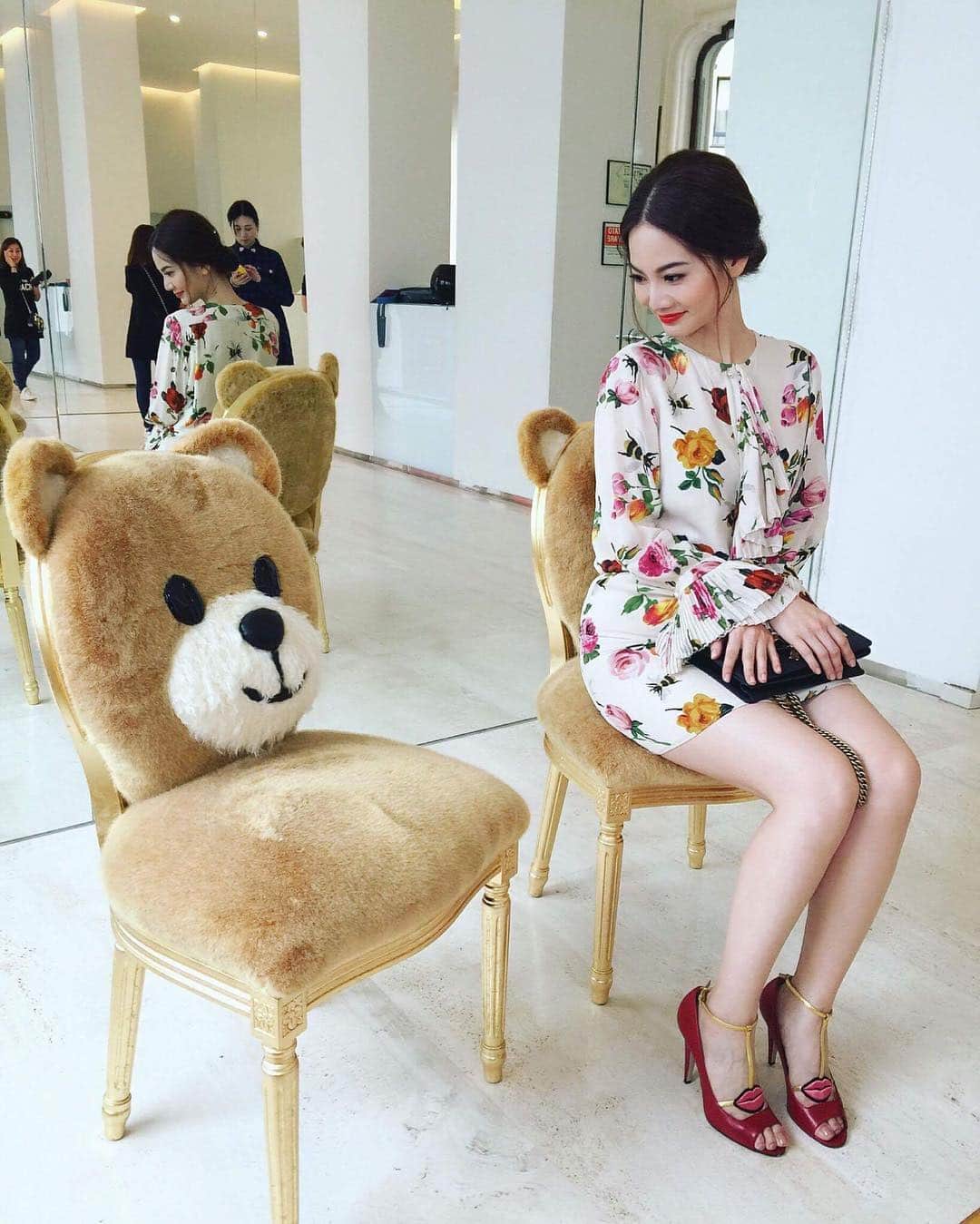 Vogue Taiwan Officialさんのインスタグラム写真 - (Vogue Taiwan OfficialInstagram)「⚡️米蘭時裝週現場⚡️你們猜猜看喬喬現在在哪裡？怎麼會有這麼可愛的熊熊椅啦！🐻🐻🐻🐻 #VOGUETAIWAN #VGTWFW #米蘭時裝週 #Milan #mfw #milanfashionweek #fashionweek #runway #fashionshow #moschino」9月22日 2時47分 - voguetaiwan