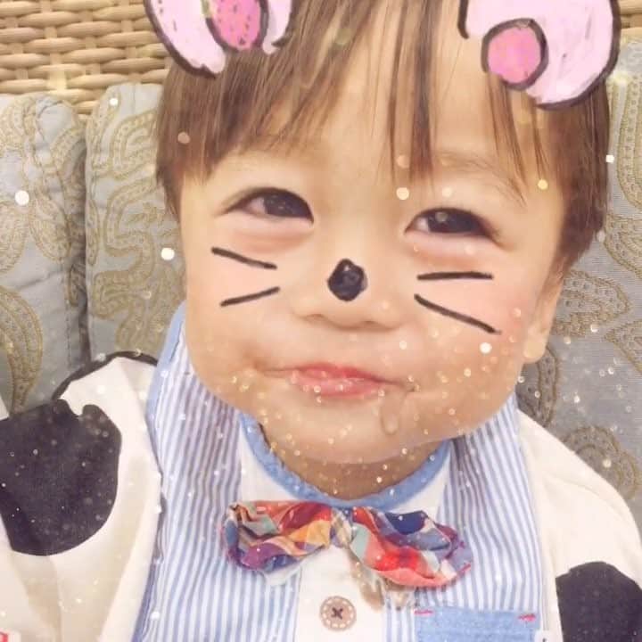 かなのインスタグラム：「. このちょけた食べ方😙笑 アンナがいつも食べているから覚えてしまったチョコレートアイス😂🍫 . スーパーカップを選んだのに最後、結局半分以上残していらない〜って😂 残飯処理はいつもママです🙋🏻 . 旅行picが大量すぎてどうしたもんか😂❤️ 少しずつアップさせてくださーい❤️ . . @snow_japan  #アイス#SNOW#スノママ」