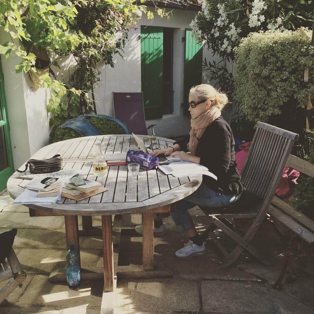 エマニュエル・ベアールのインスタグラム：「#writingsession #almostthere !!!!🎬📽🎞💡💡💡」