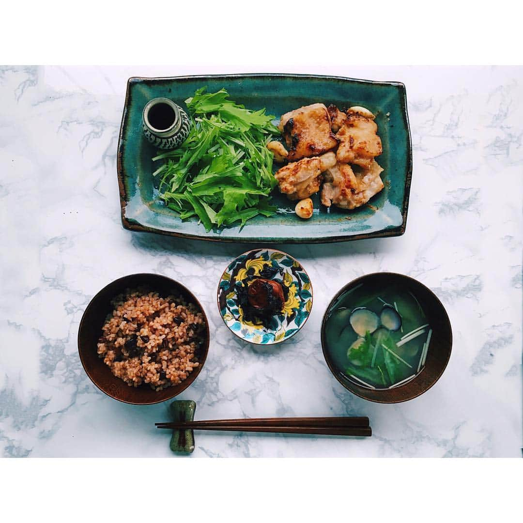 ローラさんのインスタグラム写真 - (ローラInstagram)「Today's breakfast🍴🍆 鶏肉の塩麹漬け シジミの味噌汁 酵素玄米 水菜のサラダ げんきいっぱい😁 #rolaskitchen」9月22日 12時47分 - rolaofficial