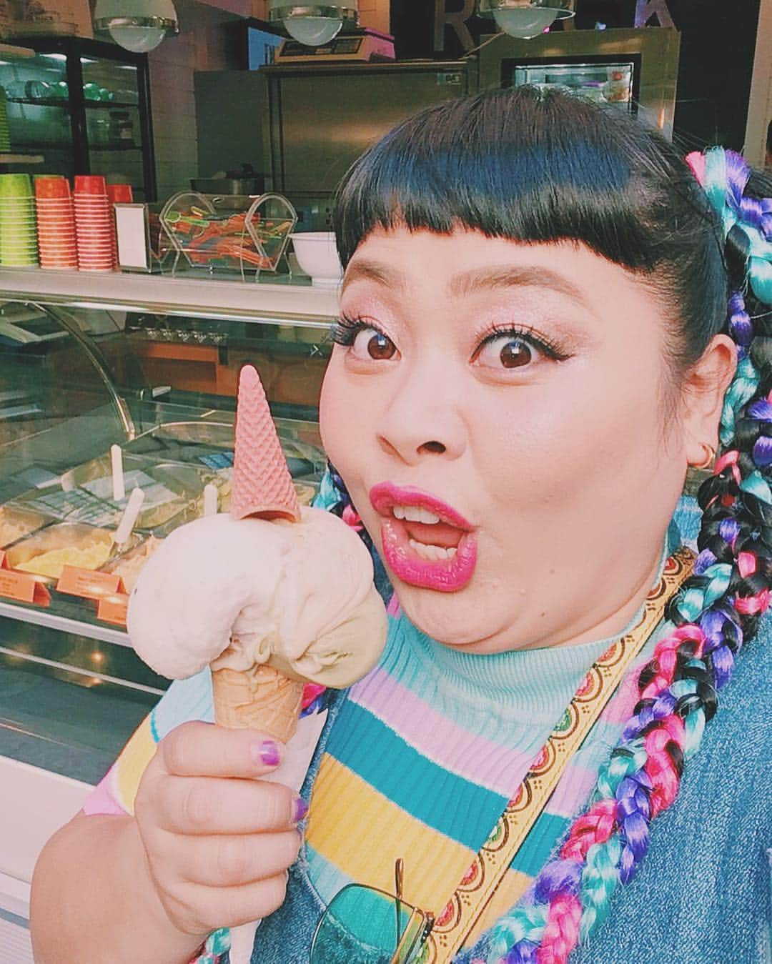 渡辺直美さんのインスタグラム写真 - (渡辺直美Instagram)「Milan ミラノに来ています🍦 #ミラノ #街も人も全部イケてる #大興奮 #大変恐縮ですが #ミラノコレクションで来させてもらっています #まじで全てが初めてすぎてワロタ #どこ行っても目立つわたし白い目で見られる #でもミラノはみんな笑顔で見てくる #スリも逃げる派手さ #ミラノ引っ越そうかなw」9月22日 17時41分 - watanabenaomi703