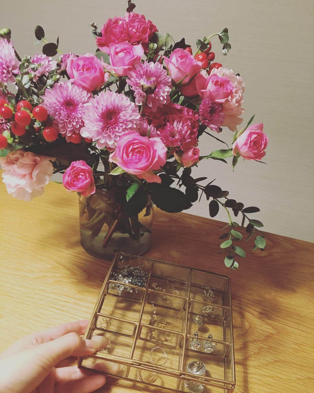 笛木優子のインスタグラム：「☔️が、、続きますね😭  かわいいアクセサリーケースを買ったので 整理してみました😊#花」