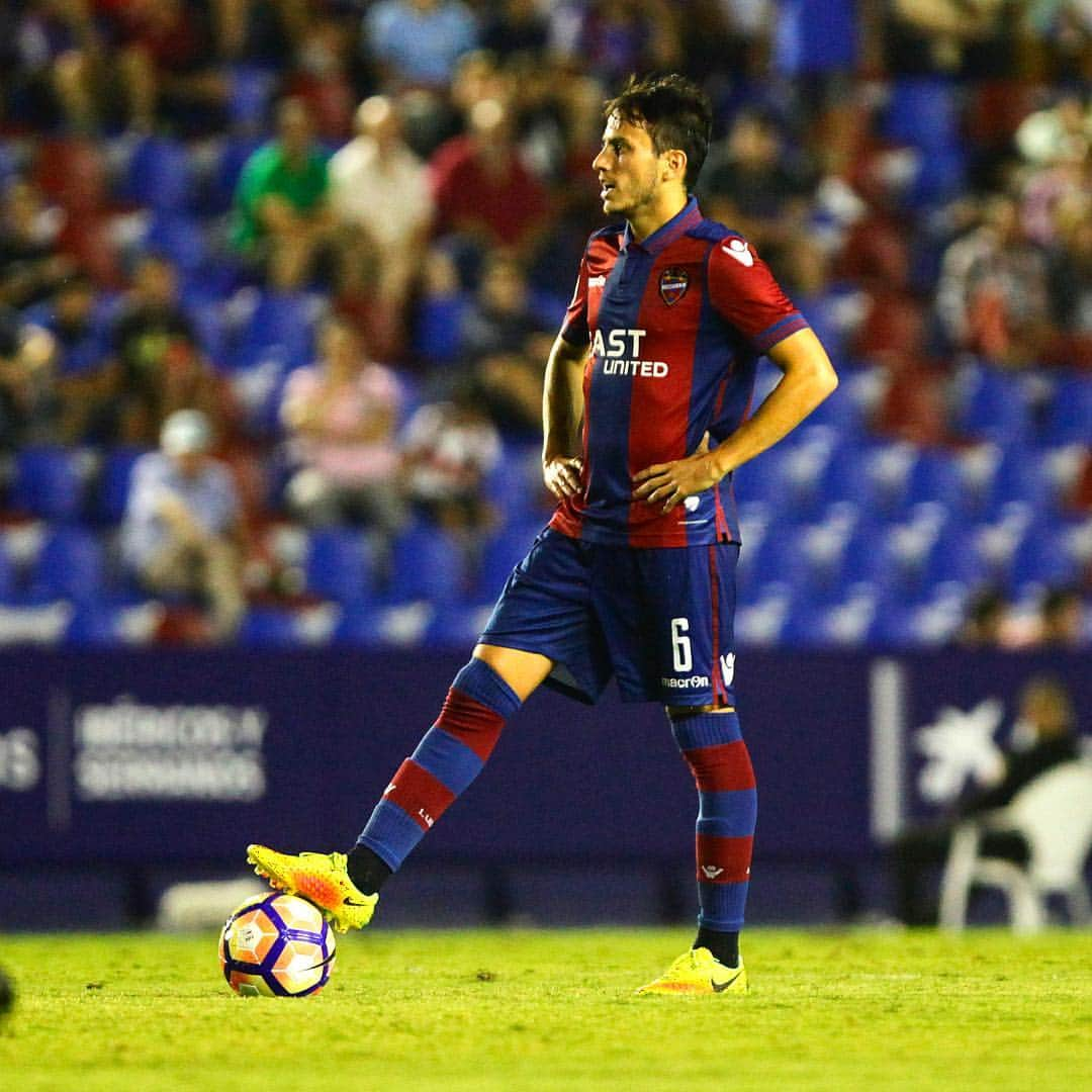 ハビエル・エスピノサのインスタグラム：「Foto de @jorgeramirez8 del partido de ayer en el Ciutat! Seguimos 💪🏻」