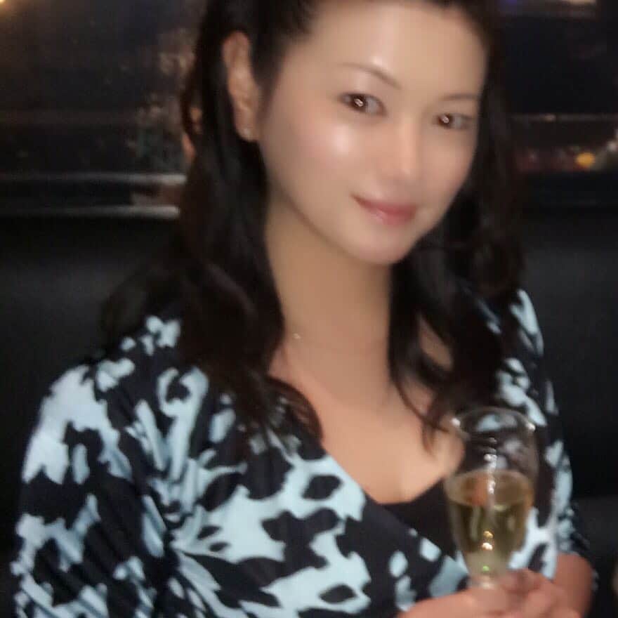 岡安弥生さんのインスタグラム写真 - (岡安弥生Instagram)「シャンパン飲むと幸せな気持ちになるのは、きっと、幸せな記憶がよみがえってくるから。#champagne」9月22日 23時51分 - yayoin3