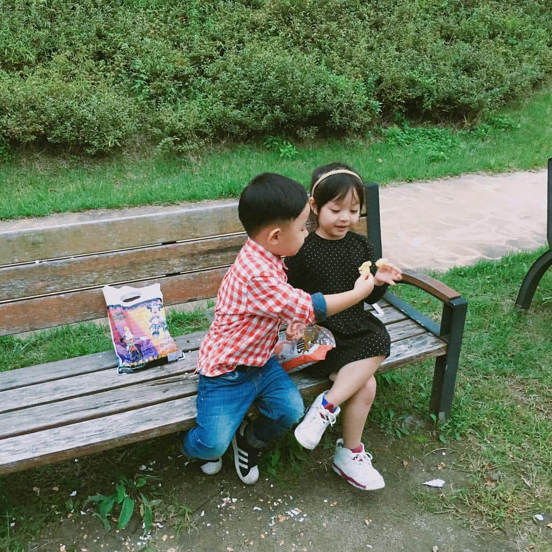 ジェウンさんのインスタグラム写真 - (ジェウンInstagram)「🌳 사랑스러운 아이들 멋진이모덕에 계란껍질깨로 스트레스 확 날려버리고 식전간식 냠냠 드시는중 . 👦🏻 누나 이거 공룡모양이야 👧🏻 이거는 무슨 공룡이지?? 👦🏻 이거 $#%£ 야! (베베짱은 친절하게 알려줬는데 이모는 공룡에 무지한 나머지 이름이 기억이....) . . #잰 #재은#여섯살#베베짱#다섯살#사랑스러워#잰베베」9月23日 13時14分 - jaen_mom