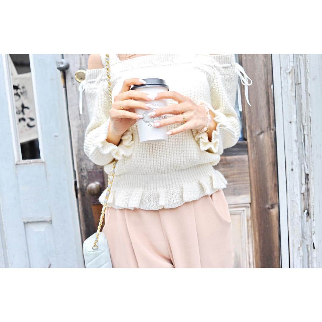中田絵里奈さんのインスタグラム写真 - (中田絵里奈Instagram)「もうすっかりHotが美味しい季節☕️♡ .  今日は特に寒いけど 午後も頑張りましょう( ´ ▽ ` )ﾉ . 金曜日だし☺️ . #friday #hot #coffee #fashion #cordinate #knit #vaniller #white #ribbon」9月23日 13時55分 - erinanakata