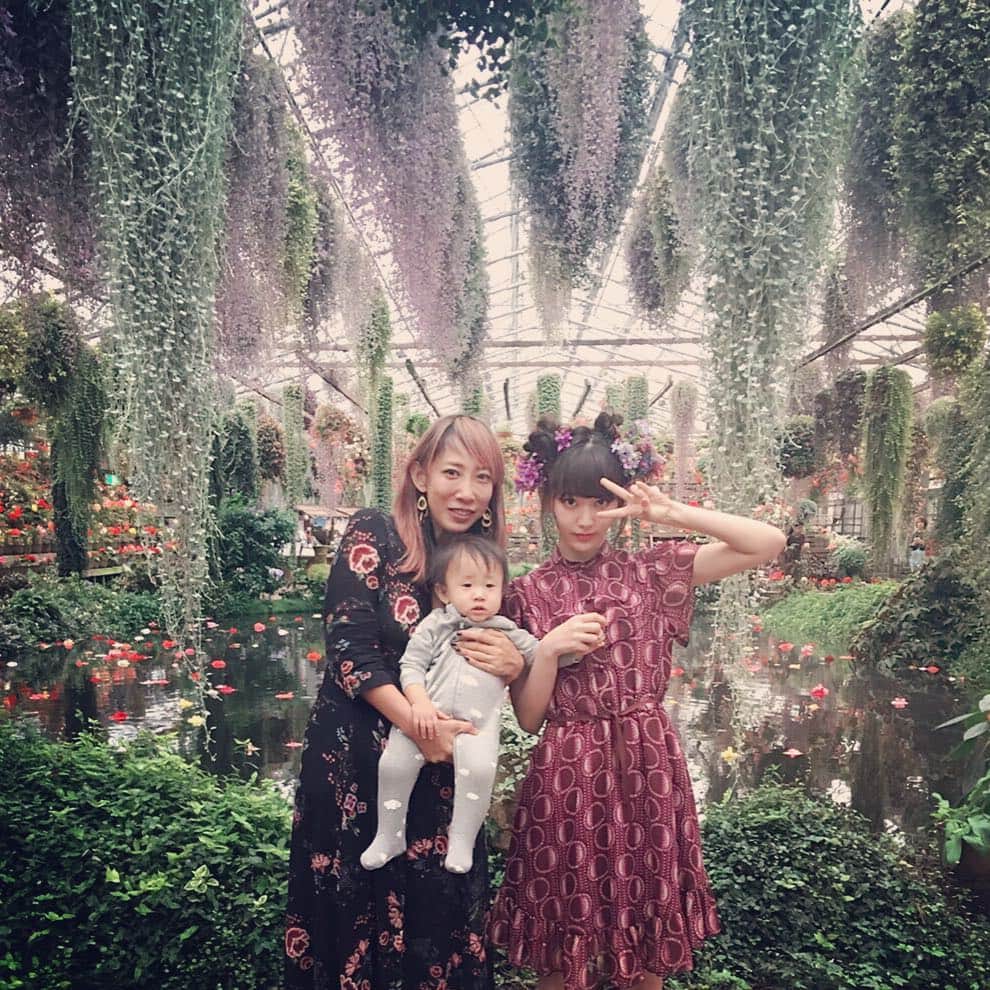 宮脇咲良さんのインスタグラム写真 - (宮脇咲良Instagram)「今日は、蜷川実花さんに撮影して頂きました。  1人での撮影だったので、ずっとドキドキ😮✨ 実花さんの素敵な世界観、本当にうっとりしちゃいました💖初めて女の子に生まれてきて良かったと思ったなぁ✨Mgirl、よろしくお願いします…🙆🏻👍 #Mgirl #蜷川実花さん #富士花鳥園  #くっつき坊や  #可愛すぎました  #究極の癒し #👶🏻 #💖」9月23日 13時56分 - 39saku_chan