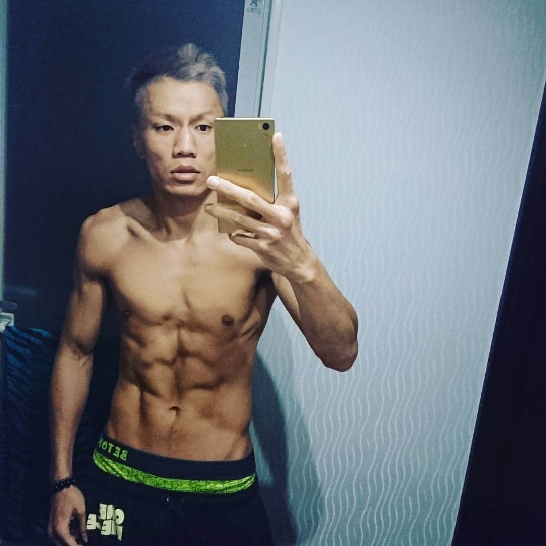 土屋修平のインスタグラム：「計量の朝。  weigh-in.  #boxing #boxer #weighin #fight #fitness #body #physical」