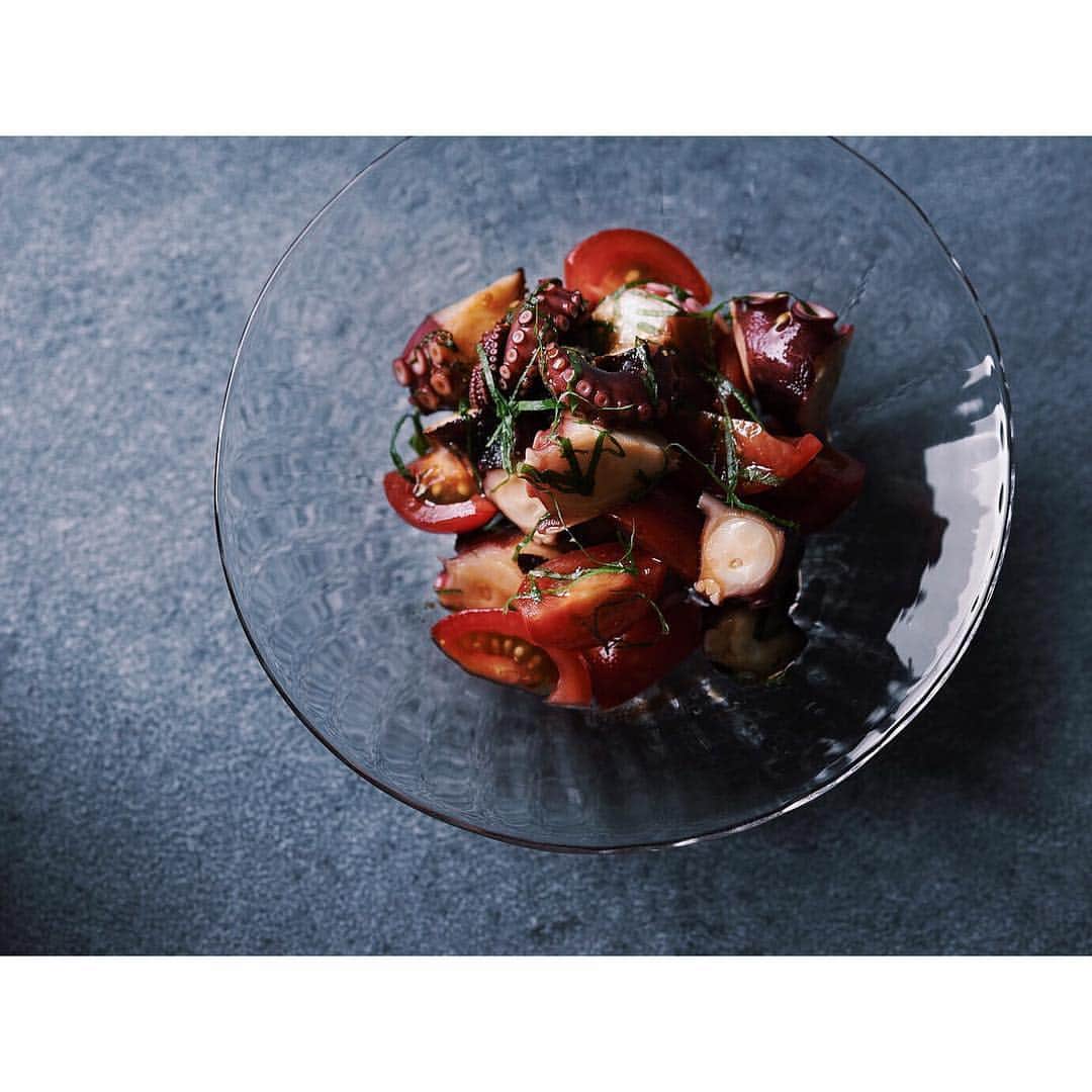 Rola's Kitchenのインスタグラム：「Marineted Octopus in Japanese style❤️ ゆでたこ 100g ミニトマト 5個 青じそ 2枚 わさび 小さじ1 カツオ醤油 大さじ3  詳しくは本に書いてあるよ🤗」