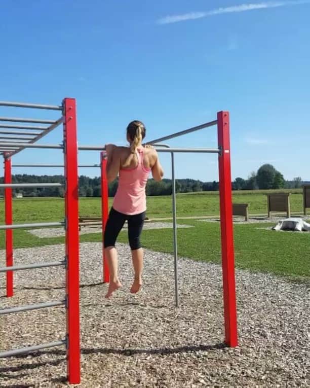 マグダレナ・ロックのインスタグラム：「Here a short clip, showing me doing a workout! @mammut_absolute_alpine @verivalbio @tirolwest @redchiliclimbing @austriaclimbing @bundesheer.online」
