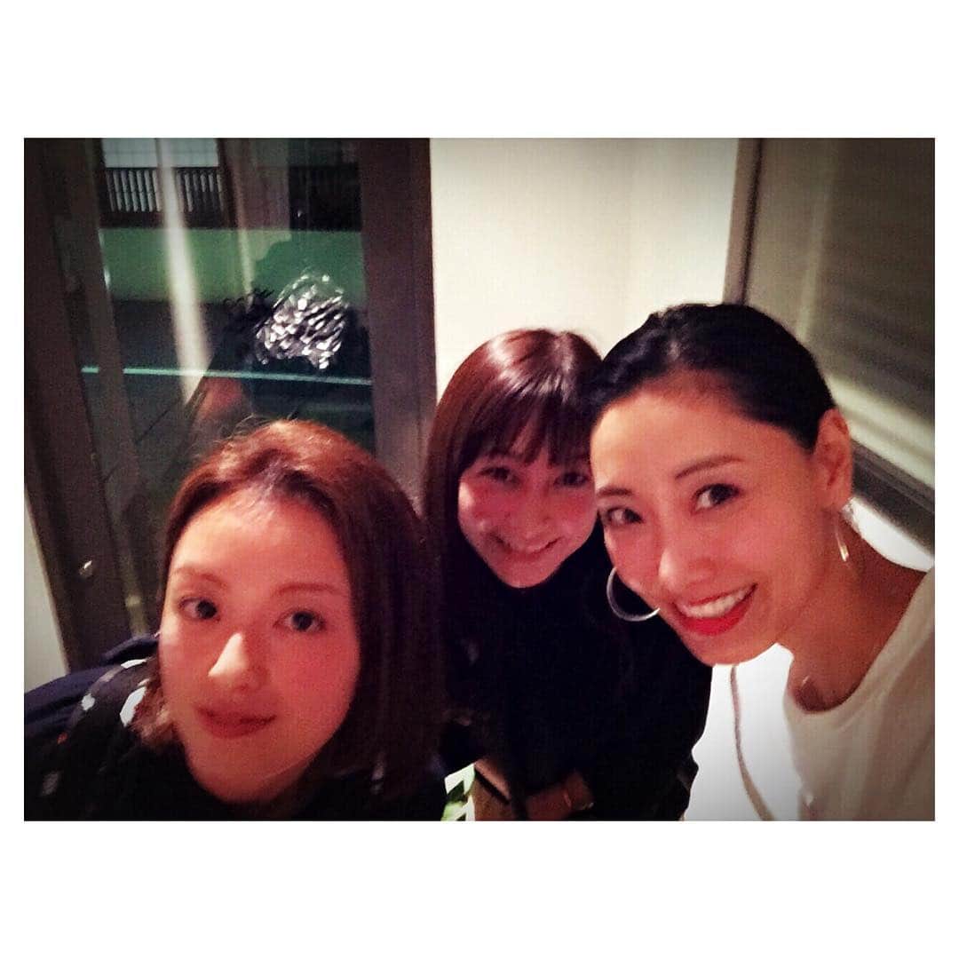 真崎麻衣のインスタグラム：「ryokoがNYから一時帰国✈︎ 楽しかった♡ 皆んなが幸せなことは素敵だね♡  #いつもの三姉妹」