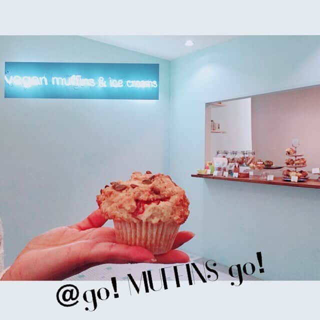 ソニン クッキングさんのインスタグラム写真 - (ソニン クッキングInstagram)「【食べインスタ】 "go! MUFFINS go! (ゴー・マフィンズ・ゴー)" Muffins: 💛Organic lemon & cherry ¥370 有機レモンとチェリー💛 ❤️Banana dark chocolate ¥370 バナナチョコ❤️ Raw ice cream: 💜Vanilla orange & Peach sorbe ¥300  バニラオレンジ&ピーチソルベ💜  お店の入り口見るだけでニューヨークを思い出させるような表記と看板デコ、そして焼き菓子のニオイにワクワクする。店内もとてもシンプルで可愛いです。マフィンもアメリカサイズ。外がカリッ中フワ。ヴィーガンでこのクオリティは確かにないかも。自分も作りたくなった。実はヴィーガンマフィンのクリエイター🙋 #VeganMuffin #VeganPlaceInJapan #SonimVeganSelection #veganblog #veganinstagram #ヴィーガンマフィン #ソニンヴィーガンセレクト #ヴィーガン店紹介」9月23日 23時57分 - sonim_ckbk