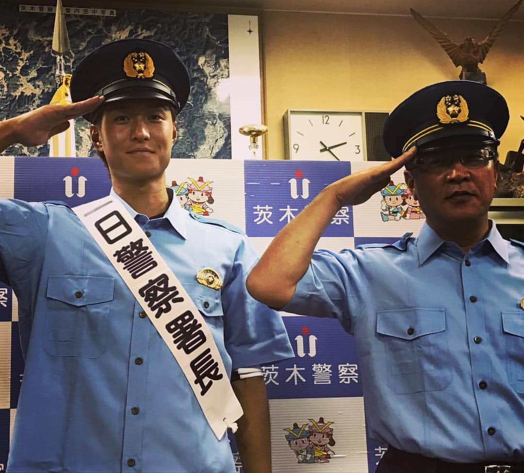 西野貴治のインスタグラム：「地元茨木市で一日警察署長しました👮 #茨木警察署 #一日警察署長」