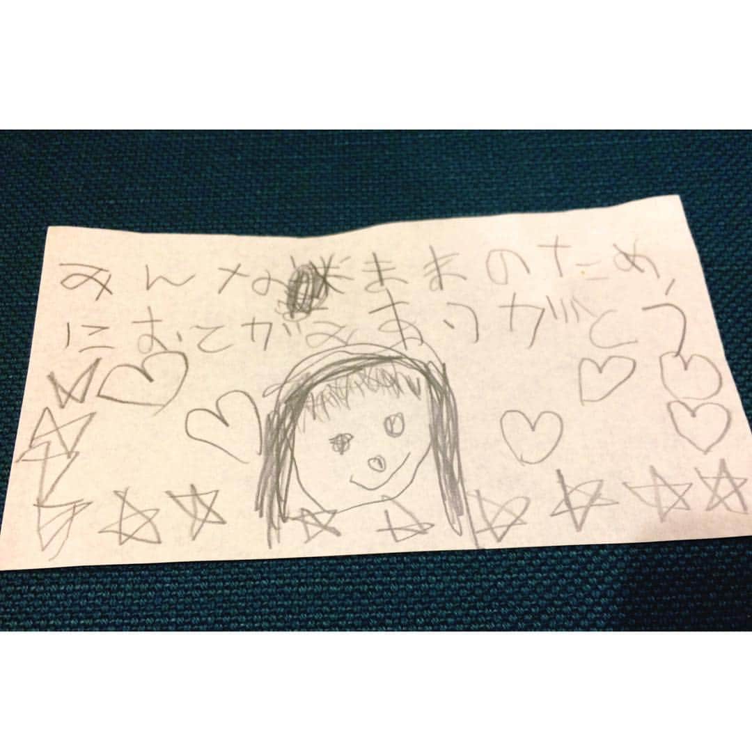 大塚愛さんのインスタグラム写真 - (大塚愛Instagram)「私がファンレターを 読んでいると、 娘が、こんなにたくさんのお手紙を みんなが書いてくれたの！？ と、 感激し、是非私からお礼を申したいとのことで、 手紙を預かりました（笑） 「みんな ままのために おてがみありがとう」  AIO　#letter #from #daughter  #thankyou  #everyone  #love」9月23日 17時44分 - aiotsuka_official