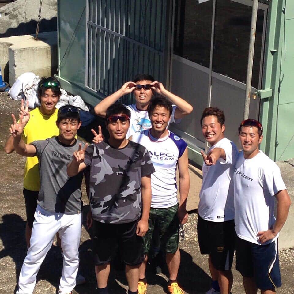 岩田慎司のインスタグラム：「みなさん応援ありがとうございました！ホントに勇気もらいました！ 明日はプロなって初めて楽しく野球ができそうです！最後の応援よろしくお願いします！ #エースと同じ試合に投げれる#これは今年の沖縄#小熊のお母さん来てたからお母さんに撮ってもらった#なんで主役が目つぶっとんや#川井さんもお疲れ様でした」