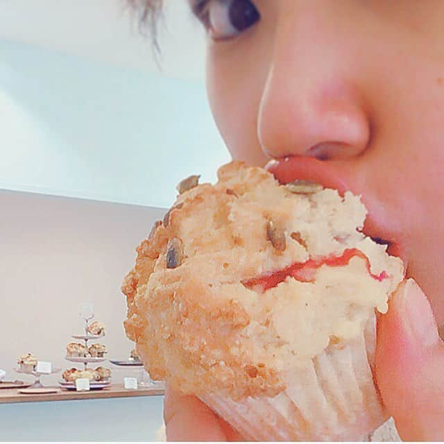 ソニンさんのインスタグラム写真 - (ソニンInstagram)「ゔぃーがんまふぃん。 #VeganMuffin #昨日行ってきた #ゴーマフィンズゴー #料理インスタの方に店紹介載せるね @Sonim_ckbk #美味しかったぁ #料理したーい #料理する余裕がない #ご飯のための簡単な料理しかここ最近してない #スイーツも作りたいし #意欲満々で今日も帰ってフムス作りたかったけど #終わってみんなで自主練してたらこんな時間😭 #みんなでフリックどうやって言えばこの作品の魅力を宣伝できるかねって話してた #兎にも角にも #チケット安いからおいで！笑 #Z席1600円だってよ！ #映画より安いってどういう事 #フリック #新国立劇場」9月23日 21時27分 - sonim_official