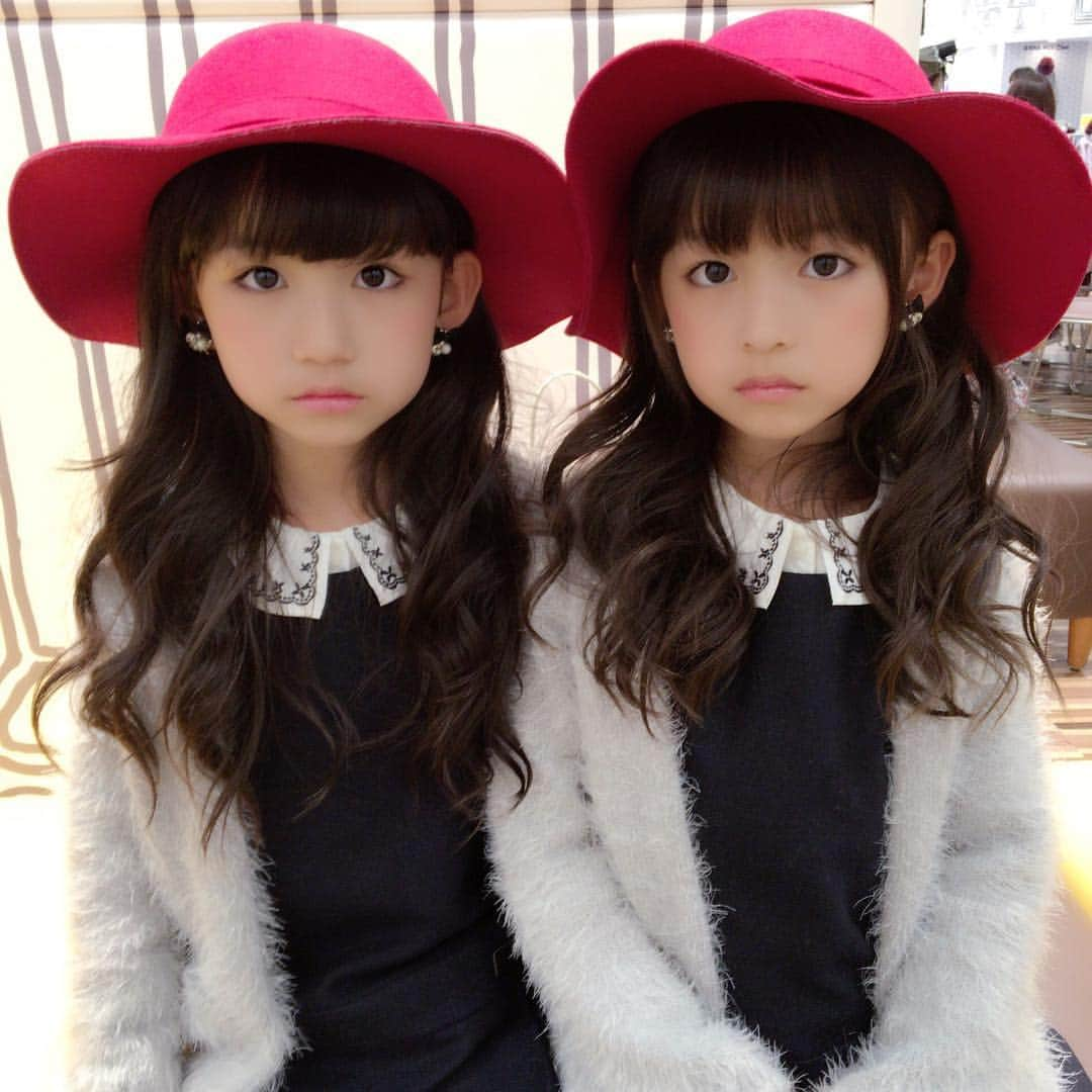 ゆめ & じゅなさんのインスタグラム写真 - (ゆめ & じゅなInstagram)「真顔バージョンΣ(||ﾟДﾟ)ﾋｨｨｨｨ #怖い顔 #真顔 #笑ってくれない  #可愛い顔してって言ったのに  #もっと可愛い顔して  #姉妹 #姉妹お揃い #2歳差姉妹  #女優帽 #ザラ #ザラキッズ」9月23日 22時16分 - yumejuna