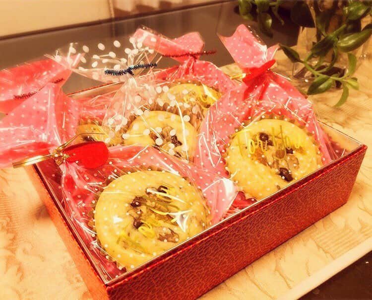 藤井美加子さんのインスタグラム写真 - (藤井美加子Instagram)「手作りカップケーキ プレゼント用♡  #手作り#カップケーキ#グルテンフリー#ラッピング#楽屋見舞い#差し入れ #スイーツ#太らないケーキ#メッセージを添えて#美加子の料理#美加子のスイーツ」9月24日 0時47分 - mikako_miki