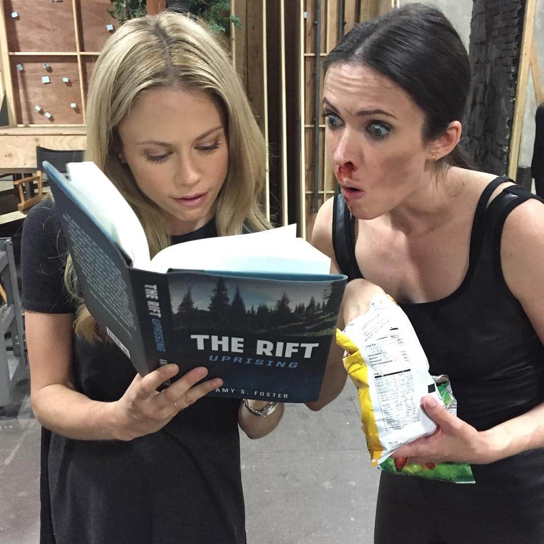クレア・コフィーのインスタグラム：「don't mind us we're just all in on @therifttrilogy by #Grimm bestie @amyfosterhere (and available for presale NOW and in stores OCT 4!) #theRift #takecommand #Grimm」