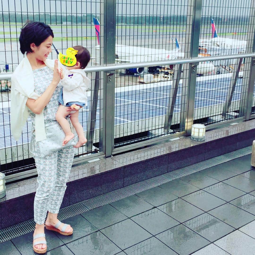 大和田美帆さんのインスタグラム写真 - (大和田美帆Instagram)「. グアムから帰国しました〜 カメラロール見てみたら わたしが写ってる写真少ないっ！ というわけで 出発前の写真。 楽しかった〜 明日にでもまた旅立ちたい 赤ちゃん連れに最適でした グアム  #家族旅行 #グアム #成田空港 #初飛行機 #１歳 #赤ちゃん連れ #飛行機が1番不安だったけど #なんとかなった #その代わり荷物は多い」9月24日 10時19分 - miho_ohwada