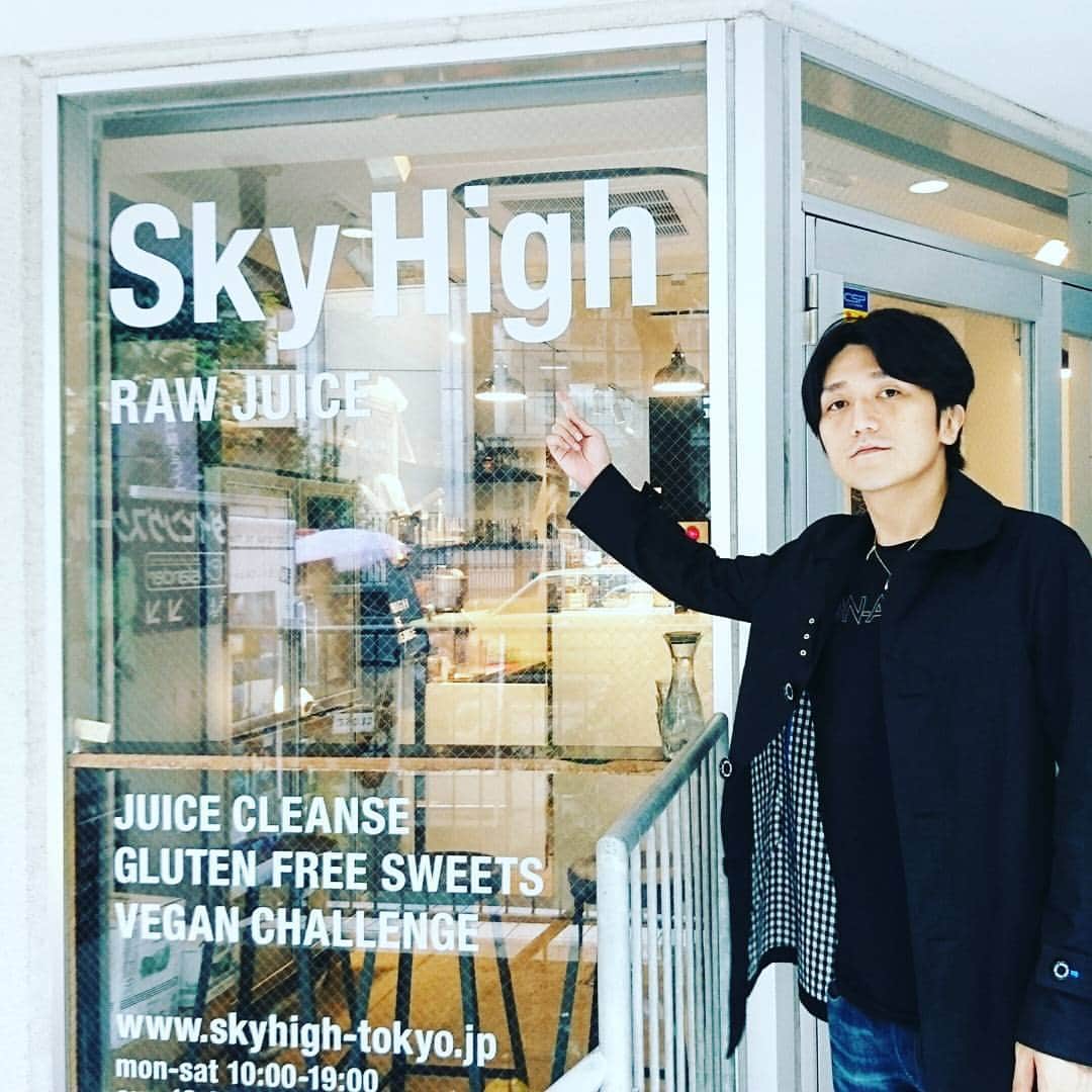 J-POP SATURDAYのインスタグラム：「#AAA の #與真司郎 さん お気に入りのお店「Sky High」(@skyhighjuice )の青山店に落合さんが訪れました🎵  #skyhighjuicebar #jps813 #jwave #radiko #skyhigh #juice」