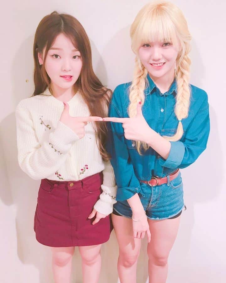 OH MY GIRLさんのインスタグラム写真 - (OH MY GIRLInstagram)「👉👭👈 #승희 #SeungHee #미미 #Mimi #OHMYGIRL #오마이걸 #OMG #dailylook #데일리룩 #데일리 #일상 #도쿄 #tokyo #청청패션 #ootd #outfit #outfitoftheday」9月24日 18時55分 - wm_ohmygirl