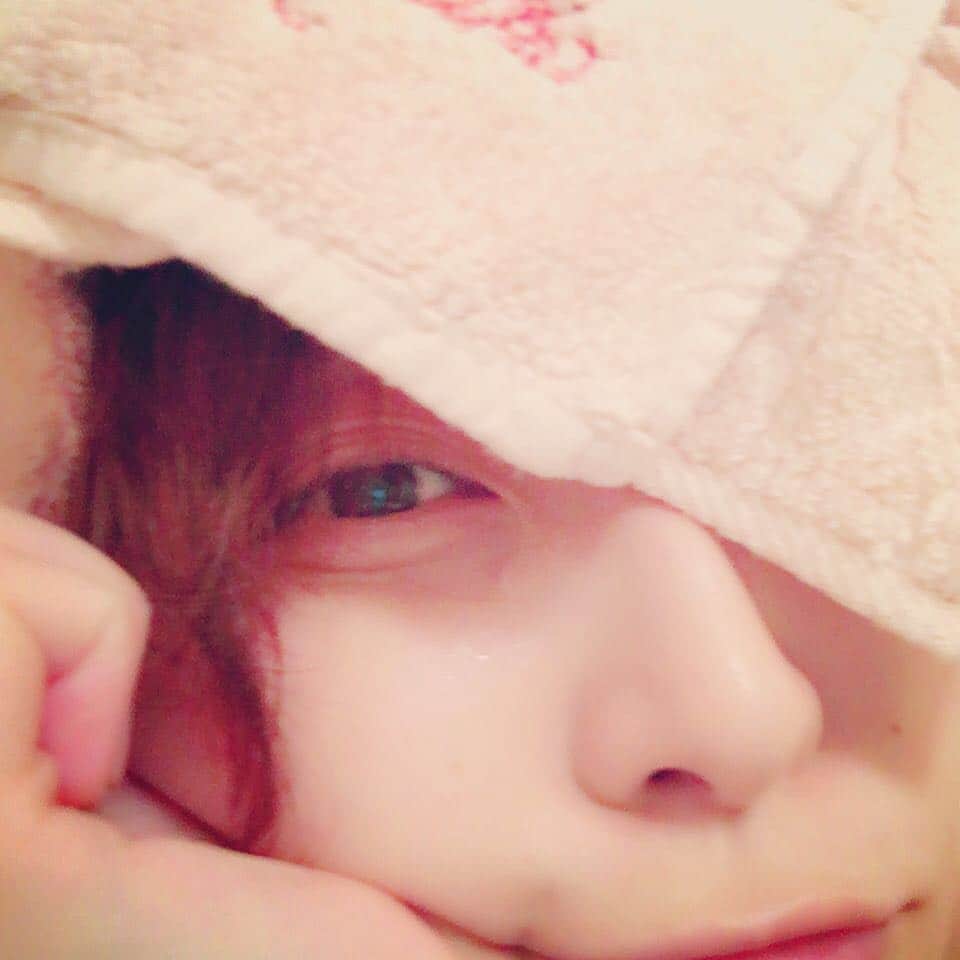 りりかさんのインスタグラム写真 - (りりかInstagram)「お風呂で反省会 #確実にのぼせてる人  #さりげなくグッズのアピール #疲れた顔がやばすぎて無理やり口角をあげる荒技  #大丈夫わたしは元気だよ  #今日の練習の録画をみてるのさ #わかんねーです先輩 #ライブダムスタジアム #くぅーーー」9月24日 19時52分 - ririkadesu1226