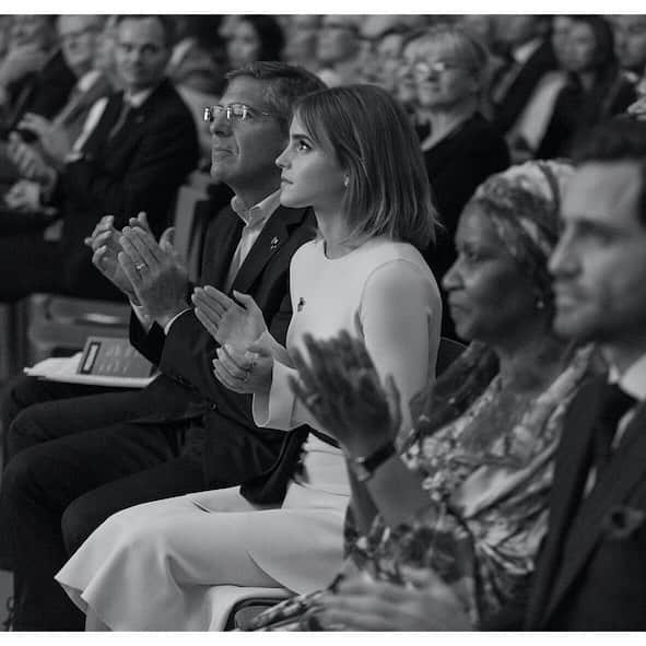 エマ・ワトソンのインスタグラム：「#HeForShe Second Anniversary event! @unwomen @pwc_llp @stonybrooku #ulkoministeriö  Dress by @stellamccartney, the world's first and only vegetarian luxury brand, committed to producing products, collaborations and licensed products that do not use leather, skins, feathers or fur. Instead the brand has spent years developing luxury products using regenerated cashmere, vegetarian leather, wood, recycled fabrics, organic cotton and forest-friendly fabrics.  Jewellery by @moniquepean who is committed to promoting environmental and social responsibility. Each piece is handmade by skilled craftsmen and Monique partners with artisans around the world to support traditional craftsmanship and cultural heritage including the Arctic Circle, Colombia, French Polynesia, Guatemala, Norway, Peru and the Philippines. Monique Pean is a member of the #nodirtygold campaign and a supporter of the #tooprecioustowear campaign. In honour of Earth Day, every April the brand donates proceeds from jewellery sales to @treesforthefuture which helps communities alleviate poverty, affects positive social change and improves both local and global environments by working with farming communities along environmentally degraded and highly travelled trade corridors.」
