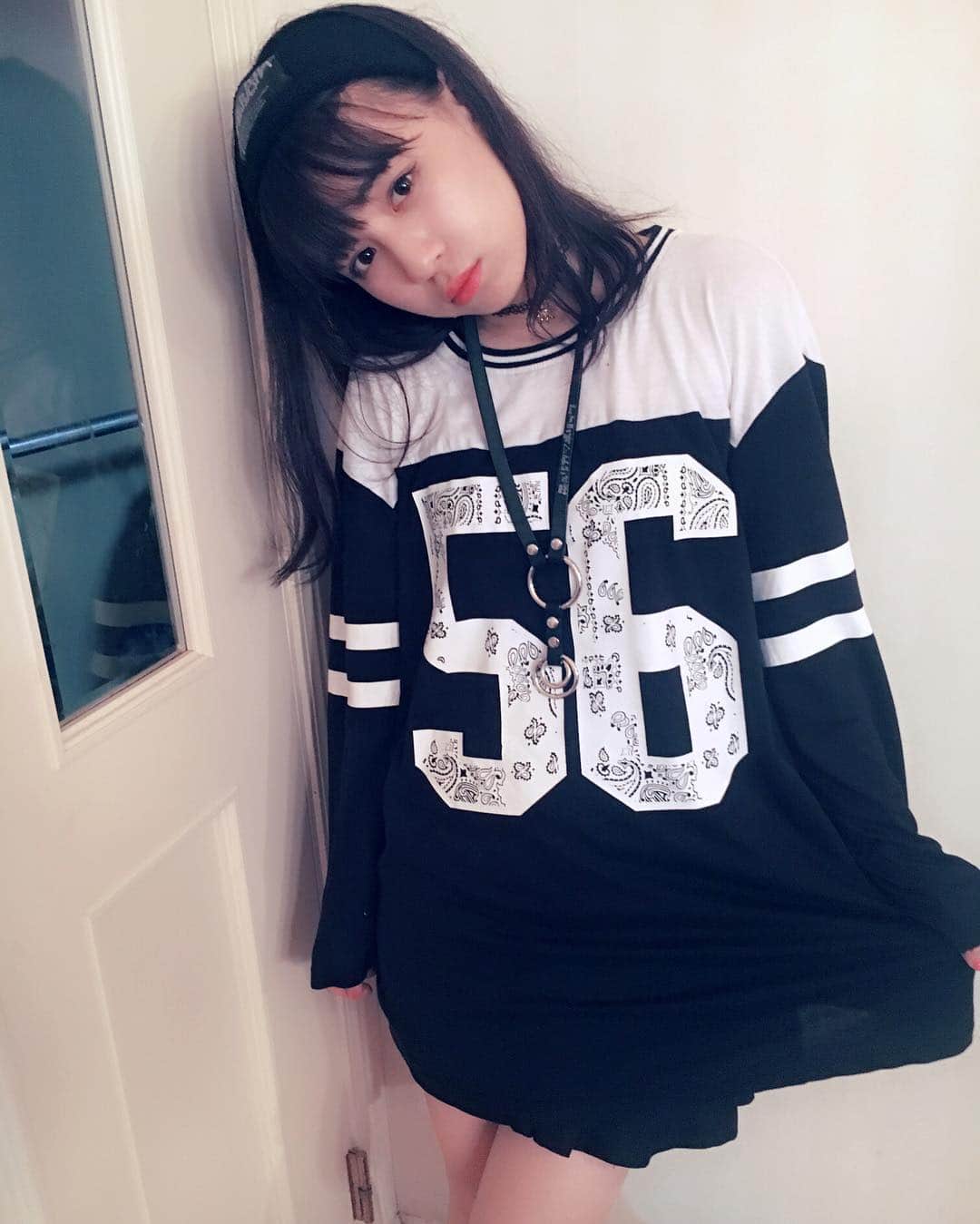 東理紗のインスタグラム：「髪の毛ボサボサ😱今日の服も黒々しい」