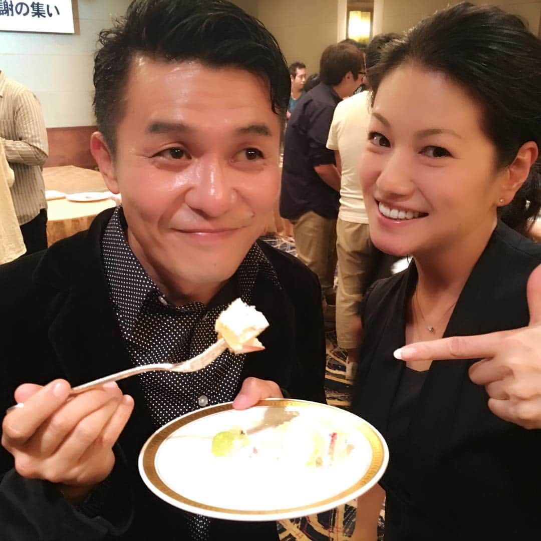 岡安弥生さんのインスタグラム写真 - (岡安弥生Instagram)「お祝いのケーキもいただきました *\(^o^)/*陽気なリポーターの斎藤さんと。」9月25日 1時30分 - yayoin3