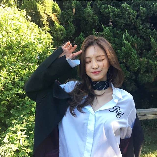 ソン・ナウンのインスタグラム：「🤗」