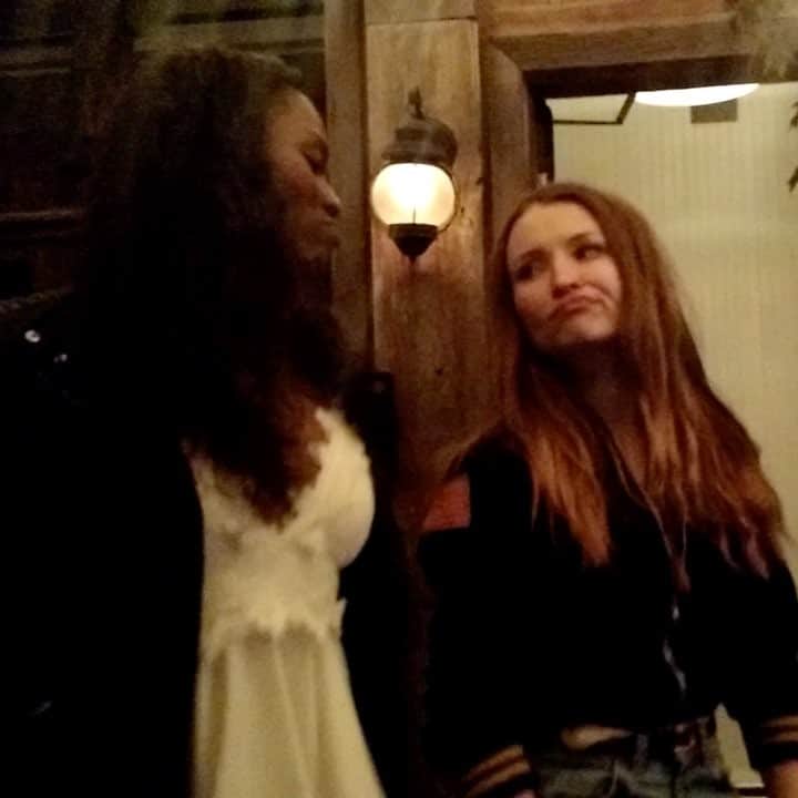 エミリー・ブラウニングのインスタグラム：「Happy birthday to the goddess of love @yetide and her killer stank face 🍑」