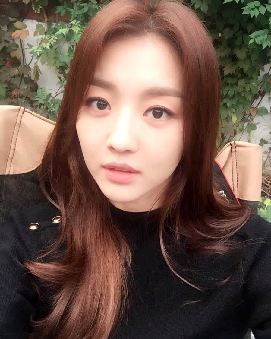 チャン・ヒジンのインスタグラム：「💋💋촬영중...#공항가는길 #김혜원」