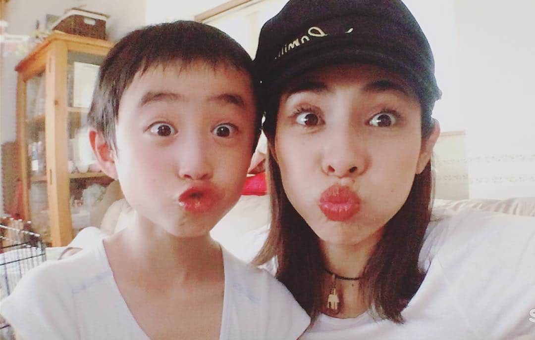 齋藤美波のインスタグラム：「✴︎ チビ猿💜🐒 似てる？よく似てると言われるよ💛 久しぶりに会えて嬉しかった😊 ねねっていつまで呼んでくれるかな〜 成長は嬉しいけど寂しいな😔💦 会った時は全力でお姉ちゃんとして接してあげてるの❤️ ずーっと大好き！！！ 運動会お疲れ様👯👯✨ ・ ・ #小学校の運動会 #ねねと僕 #姉と弟 #年の離れた姉弟 #littlebrother#family#boy#love」