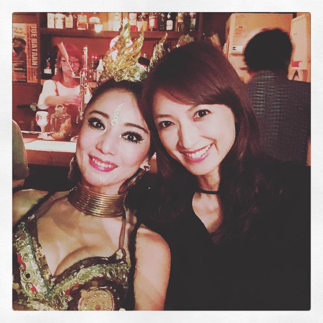 望月理恵さんのインスタグラム写真 - (望月理恵Instagram)「ベリーダンサー、ナターシャ❤️ ナイスバディーな彼女にいつも腹肉 掴まれてます。許してーーー！！！ #ベリーダンス#ベリーダンサー #代官山ベリーダンス大祭 #ベリーダンサーに間違われます。 #顔濃くてすみません。 #今度体験レッスン行きます」9月25日 23時37分 - mochiee28