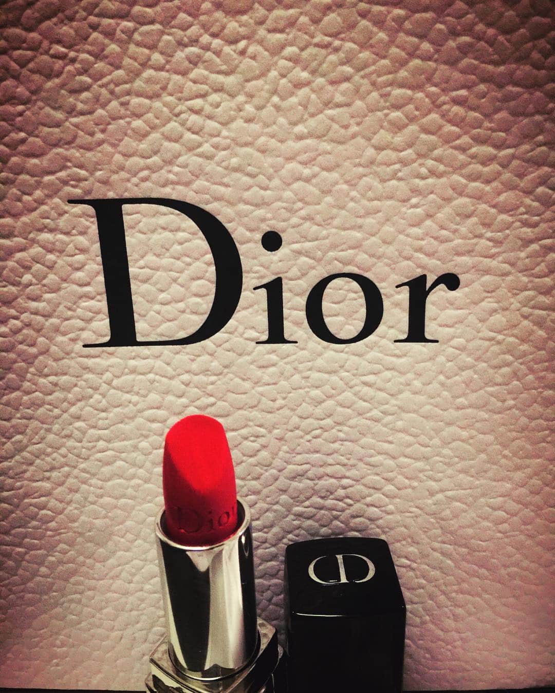 ツナマヨさんのインスタグラム写真 - (ツナマヨInstagram)「友人から遅れちゃったけどってプレゼントいただきました！これは…女に生まれたからには絶対に纏わなければならない宿命にして運命の“伝説の赤”!! すっごくすっごく嬉しい！私の為に選んだ色！これが彼女からのフィードバックだと思って、使いこなせる女になります。 #Dior#DIOROUGE#ルージュディオール」9月26日 0時44分 - tunamayo0113