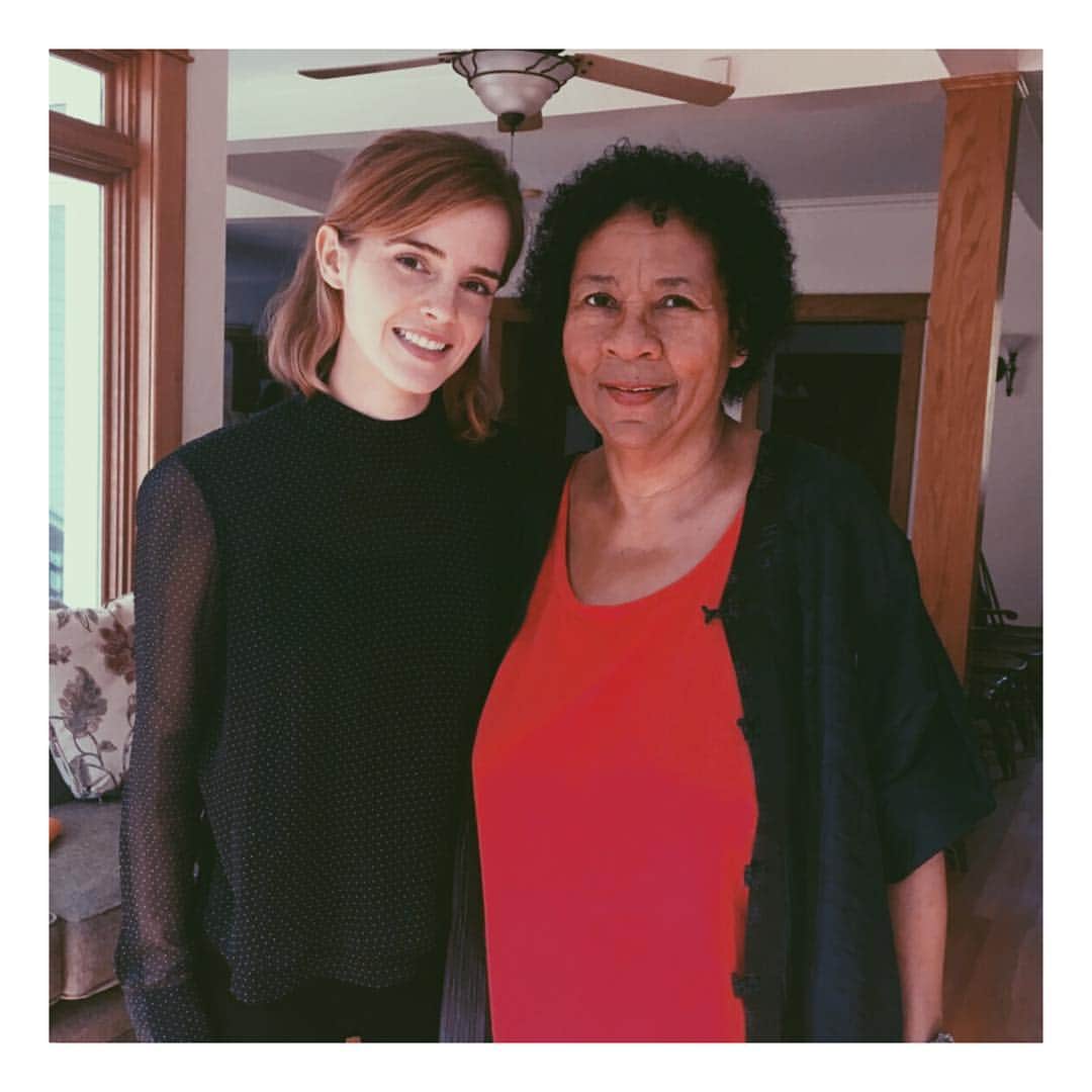 エマ・ワトソンのインスタグラム：「Happy Birthday bell hooks and thank you for inviting me to the bell hooks institute. I loved discussing feminism with you and your students and learning about the history and diversity of beautiful Kentucky. Thank you bell, thank you @bereacollege, thank you #kentucky」