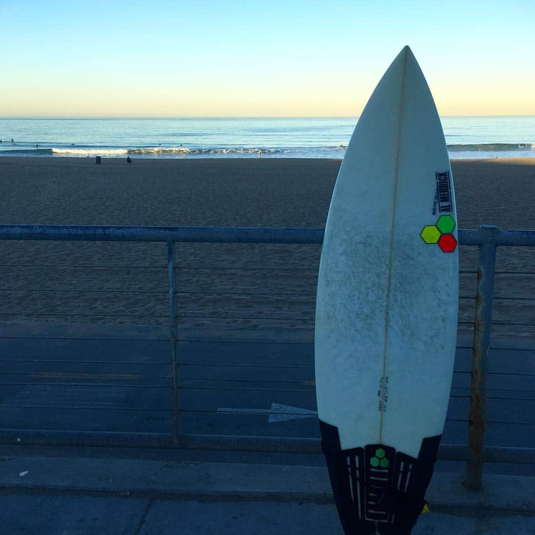 吉田沙織のインスタグラム：「いやー今日も見事に立てなかったなぁ( ´ ▽ ` )ﾉ🌴  #surfing #elportobeach #🔰」
