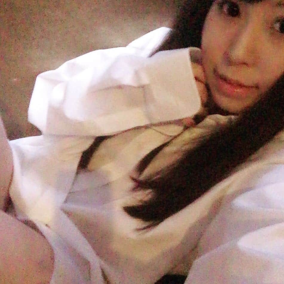 真島かおるのインスタグラム：「ワイシャツ♡ 暗いところで撮ったから画質悪い(>_<) #ワイシャツ」