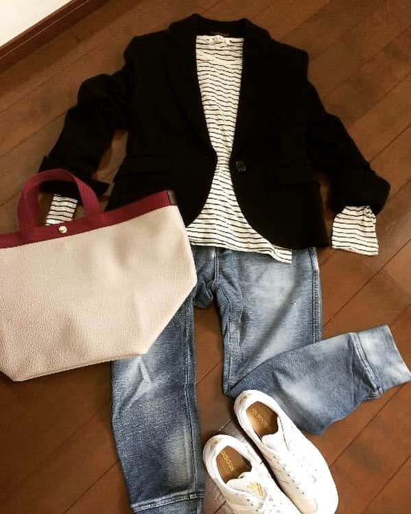 mbokのインスタグラム：「PROFILEジャケット ブラック 2,000円！ http://www.mbok.jp/item/item_488695406.html  #coordinate  #fashion  #ファッション  #置き画  #置き画くら部  #大人女子  #大人女子コーデ  #profile  #ジャケット  #デニム #トートバッグ #今日の服  #今日のコーデ #ootd #wear」
