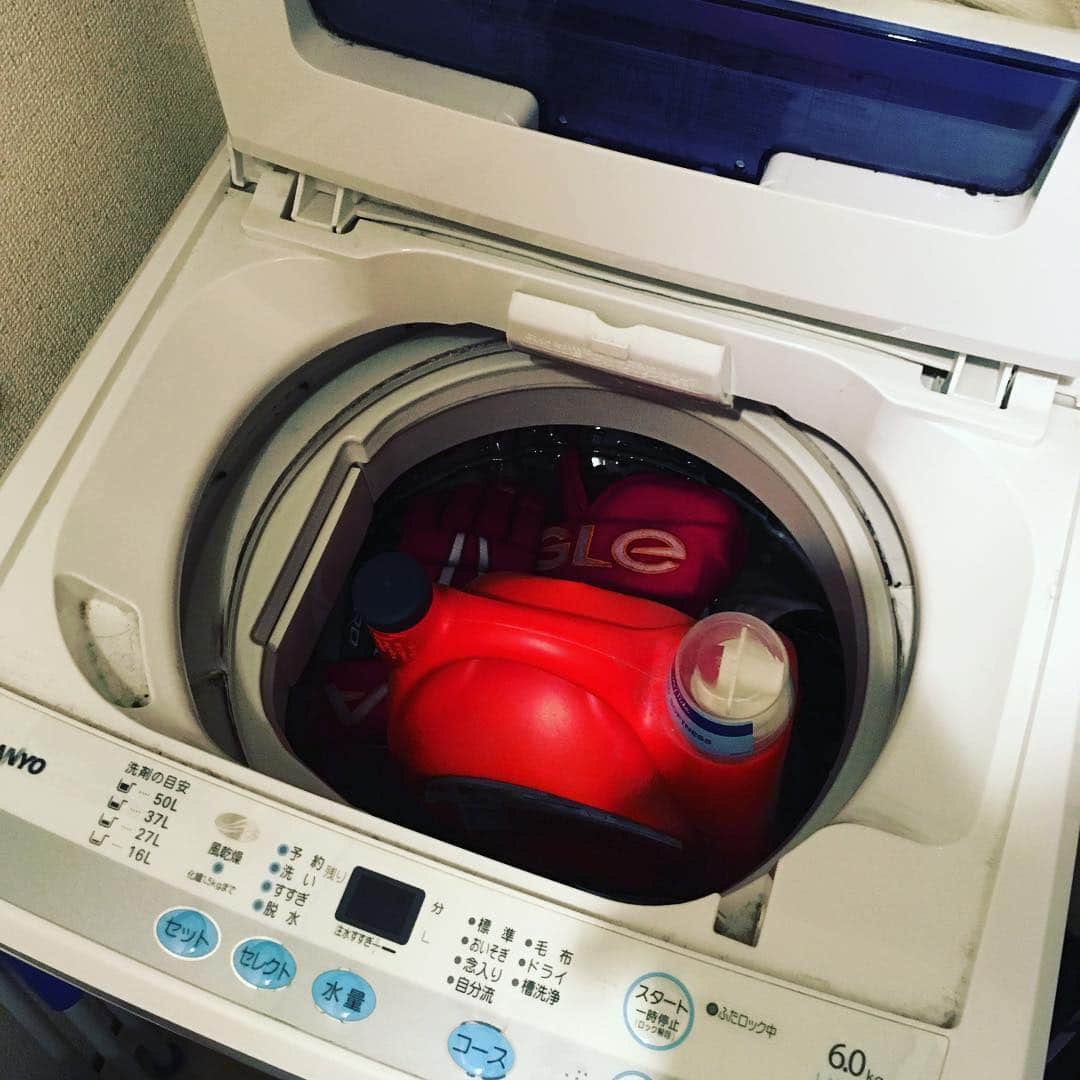 鈴木雅仁さんのインスタグラム写真 - (鈴木雅仁Instagram)「遠征後には必ず#洗濯 #防具マニア #アイスホッケー #ワイドハイター #１本全部 #つけおき洗い #防具洗濯 使った後に乾かないのが１番の臭くなる原因です。ワイドハイターで除菌できれば大分よくなりますよ〜😄」9月26日 13時40分 - suzuki_masahito