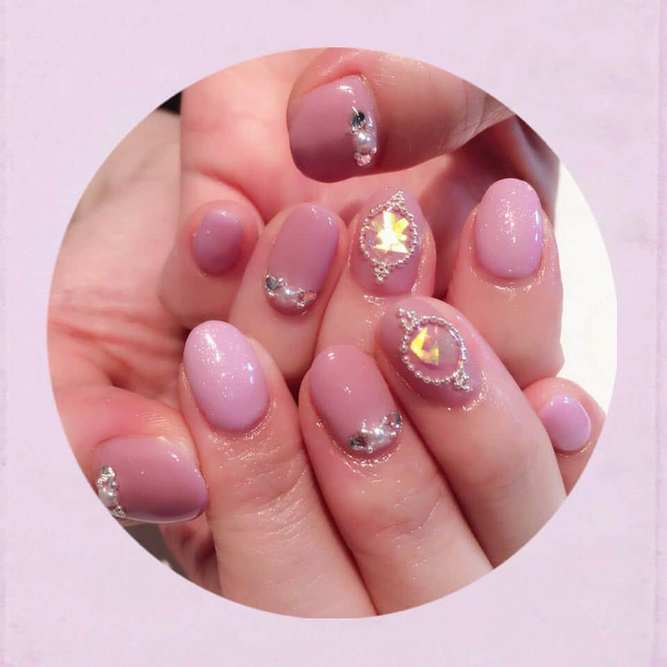 瑞咲まみさんのインスタグラム写真 - (瑞咲まみInstagram)「🎀New nail🎀 パープルがかったダスティピンク💅💜💓 シンプルネイルが好きな私的には ちょっと派手になっちゃったけど💭可愛くてずっと見ちゃう〜😘💓💕 *･゜ﾟ･*:.｡..｡.:*･*:.｡. .｡.:*･゜ﾟ･* #ダスティピンク #ネイル #シンプルネイル #秋ネイル #ダスティピンクネイル #ピンクネイル  #かわいい #ゆめかわいい #nail」10月25日 18時52分 - ma_09_mi