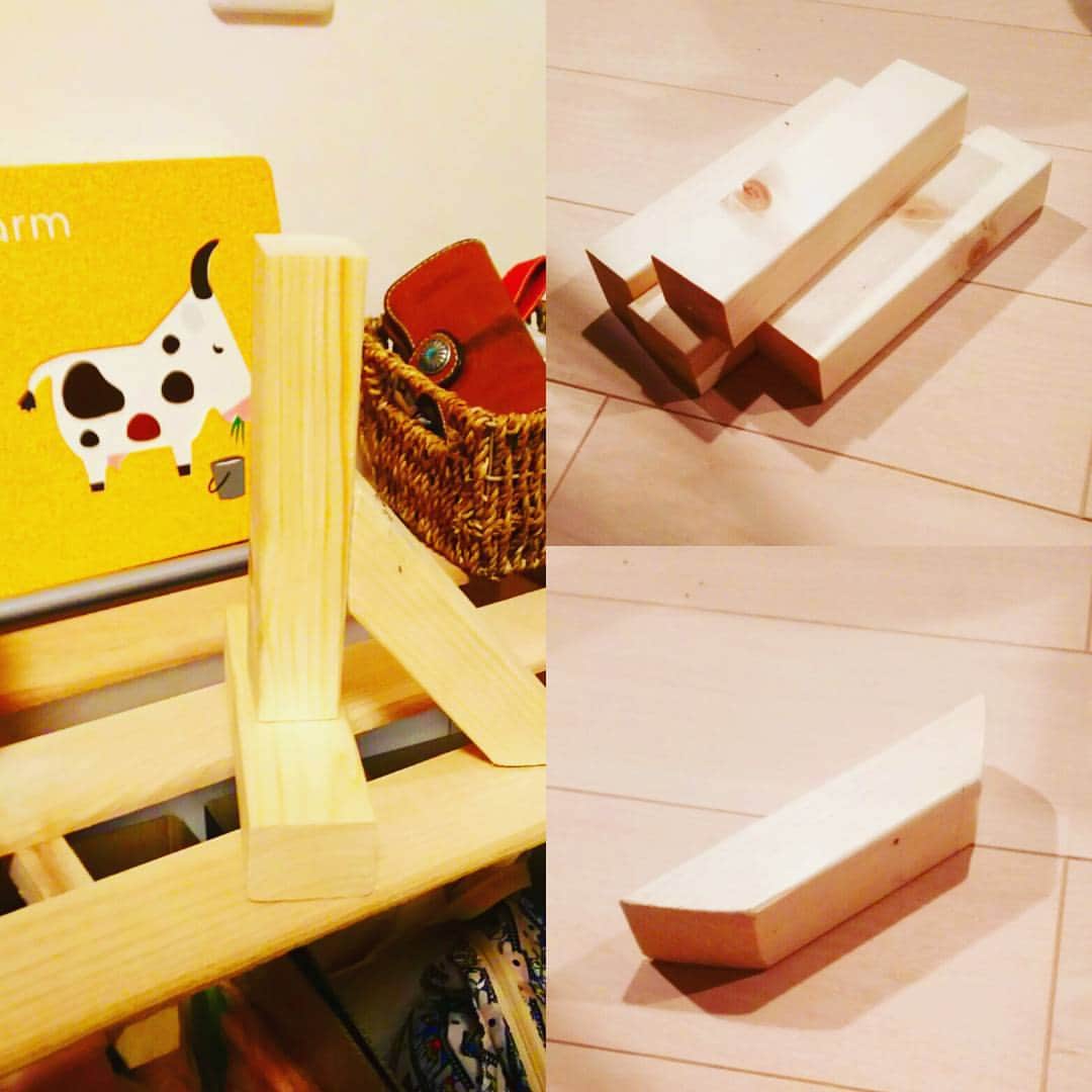 ミサワホーム桑名展示場のインスタグラム：「あまった木材でブックエンド作りました📕 ミサワホームはブックエンドも作ります😃✨ #ミサワホーム#マイホーム#桑名#DIY#暇つぶし#ブックエンド」