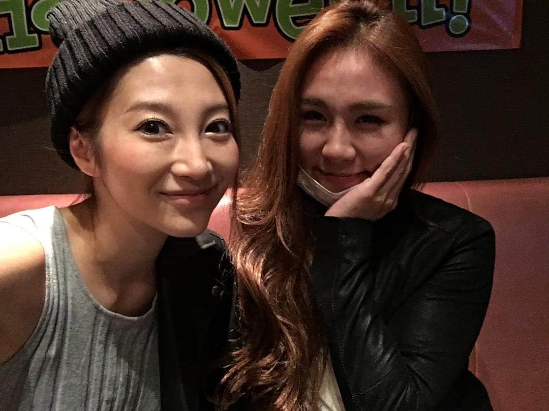 加織のインスタグラム：「このまえ地元の20年来の友達に会って、昔話に花がさきすぎました😋ww  楽しかった💕 2人とも変わったのは、母になった事と歳だけ！ww」