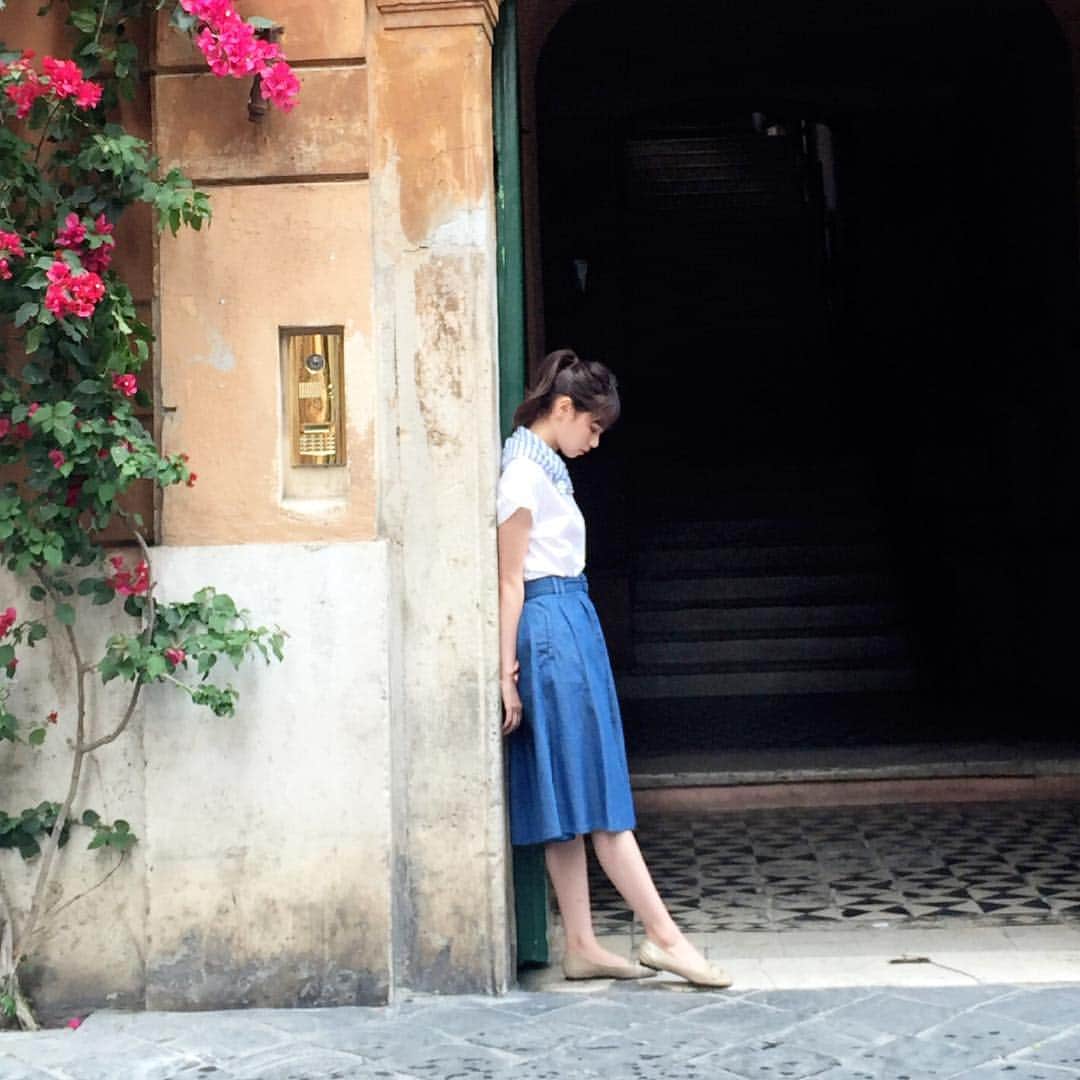 西野七瀬さんのインスタグラム写真 - (西野七瀬Instagram)「ローマの街。石畳が印象的でした。たたずむ西野さん。まるで一枚の絵のようです。 #西野七瀬 #風を着替えて」10月25日 13時19分 - nanase_kazewokigaete