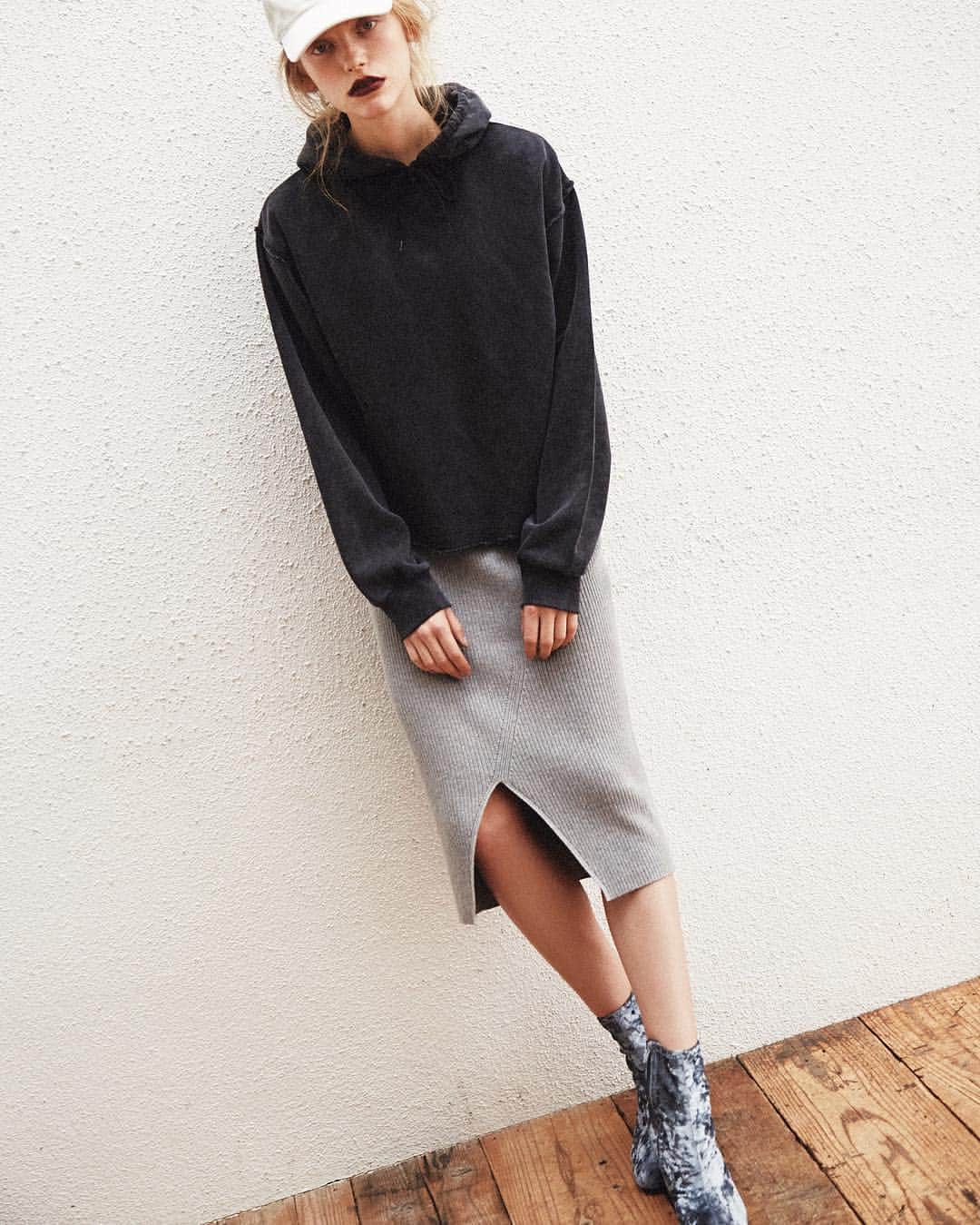 のインスタグラム：「MOUSSY NEW ITEMS __________________________________ BROKEN HOODIE (0109AH80-7720) ¥6,980 +tax SLIT KNIT SK (0109AH70-6460) ¥6,980 +tax VELVET BOOTS (0109AB52-5250) ¥12,800 +tax __________________________________ #MOUSSY」