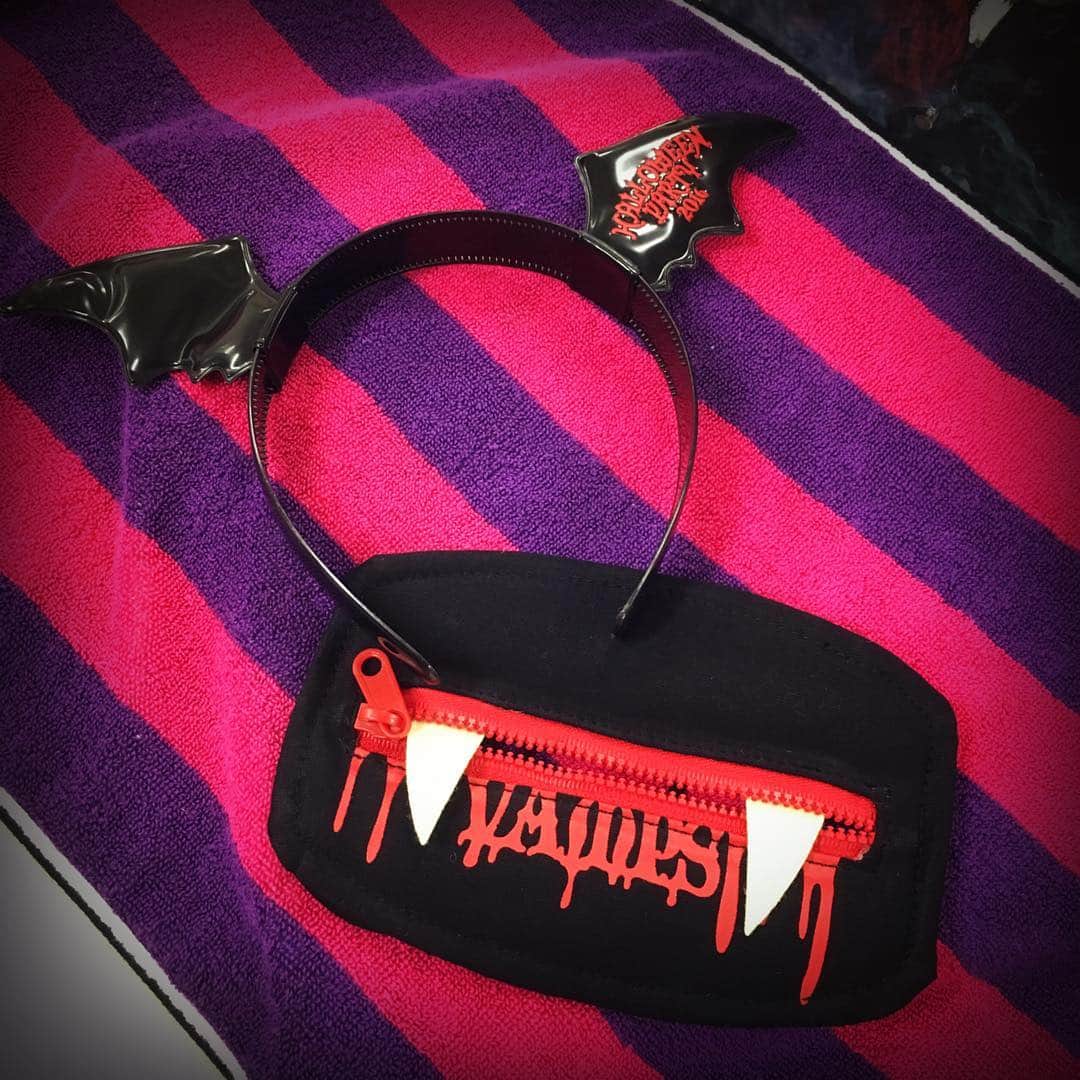 のインスタグラム：「コウモリカチューシャと吸血鬼キバマスク、実物はこんな感じです☆ #vamps  #ハロパ2016  #halloween」