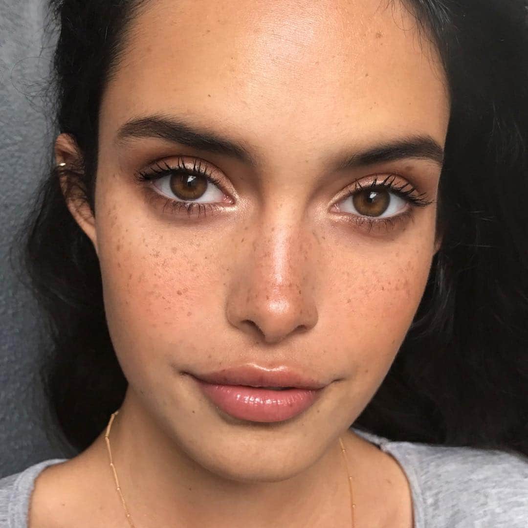Ania Milczarczykのインスタグラム：「There's not much better than a little lady who is as smart and as sweet as she is beautiful. Great day shooting @elvisetmoi with @zoeebarnard ❤️🇫🇷💍💋Ps God damn I love freckles. (All skin and eye products by @lauramercier Brows using @anastasiabeverlyhills )」