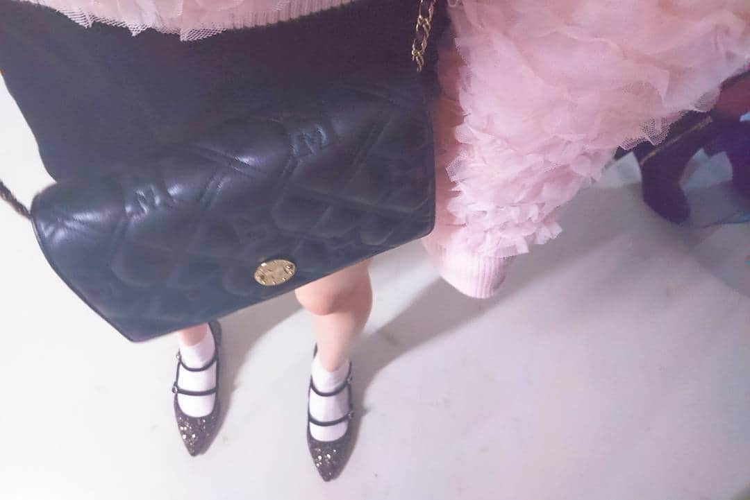 平木愛美のインスタグラム：「#outfitoftheday  ピンクなチュールなtopsに、キラキラなグリッターなshoes💫💗💗 そして可愛いbag！💗 #seoulfashionweek #METROCITY #메트로시티 #愛美服」